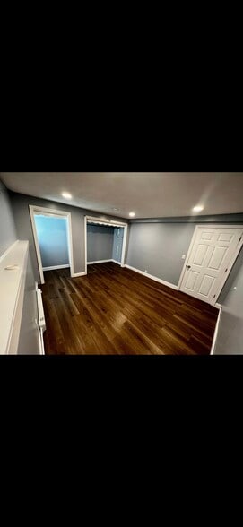 Building Photo - 6 1/2 Floyd Rd