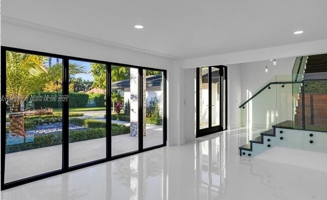 Building Photo - 406 Holiday Dr