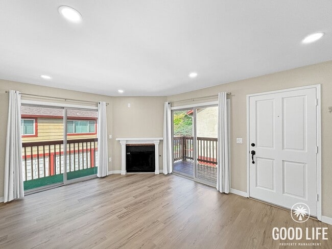 Building Photo - Stunning 3BD/2BA 2nd Floor Condo in Chula Vista W/ A/C, W/D, 2 Balconies, Community Pool & Spa!