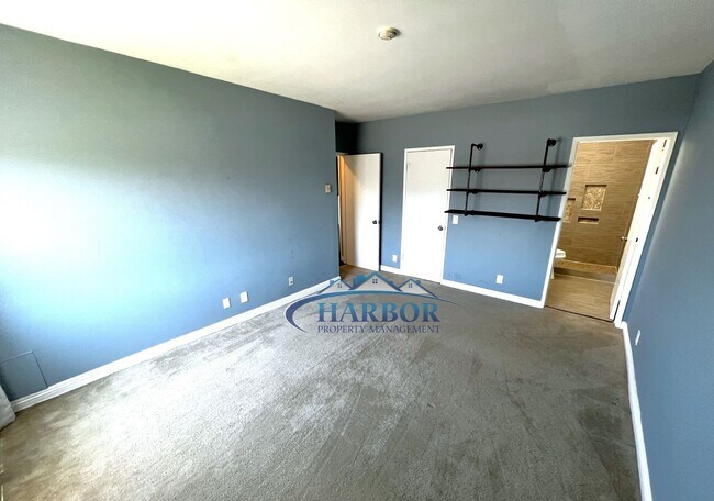 Building Photo - Charming 2-Bed 2-Bath with Private Deck & ...