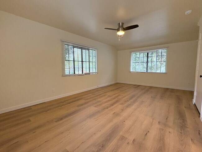 Building Photo - Beautifully Updated 2BR/2BA – Yard & Garage