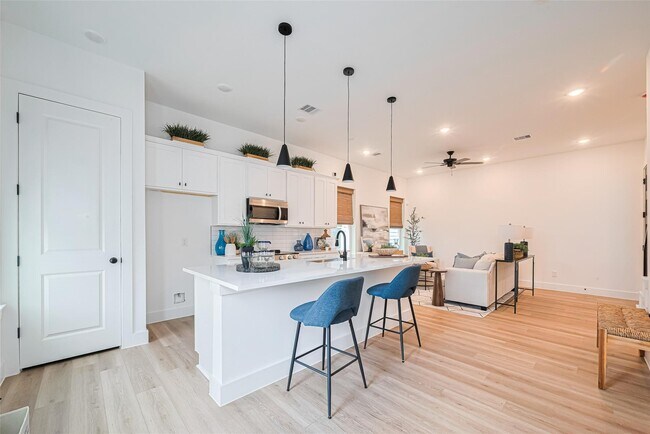 Building Photo - 9433 Pembrook St