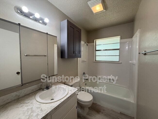Building Photo - 308 W Austin St