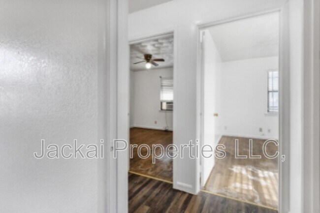 Building Photo - 814 E Centennial St