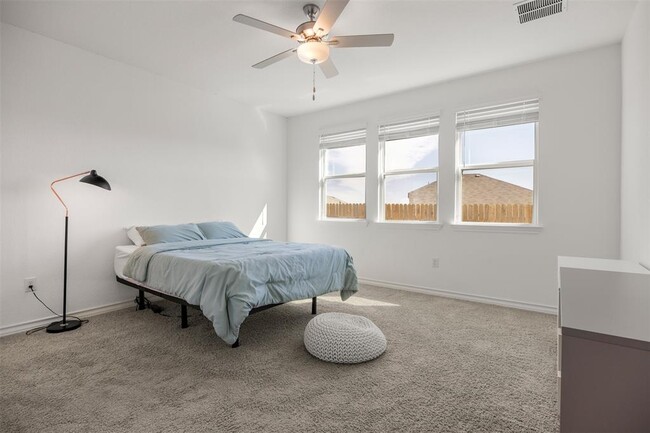 Building Photo - 13707 Manhattan Dr