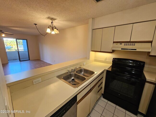 Building Photo - 1307 River Hills Cir E