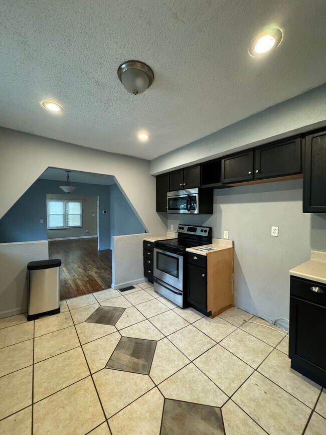 Building Photo - Coming Soon: 3 Bedroom Home Near Zoo & Parks!
