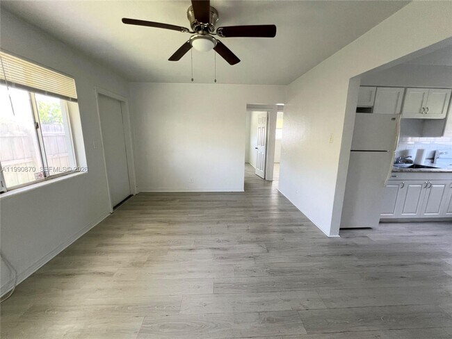 Building Photo - 404 SW 5th Ave