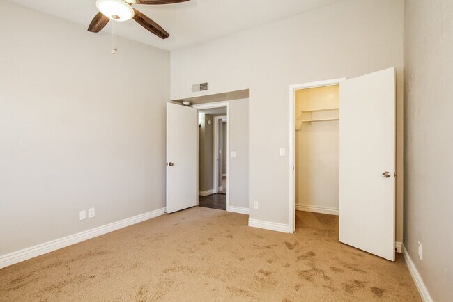 Building Photo - 7014 W Canterbury Dr