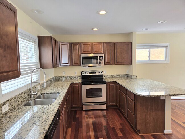 Building Photo - 108 N Gladden St