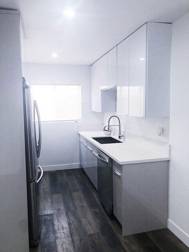 Building Photo - 1333 W 36th Pl