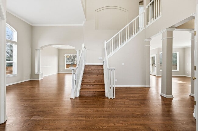 Building Photo - Incredible 4 Bed 4 Bath in Stonegate!