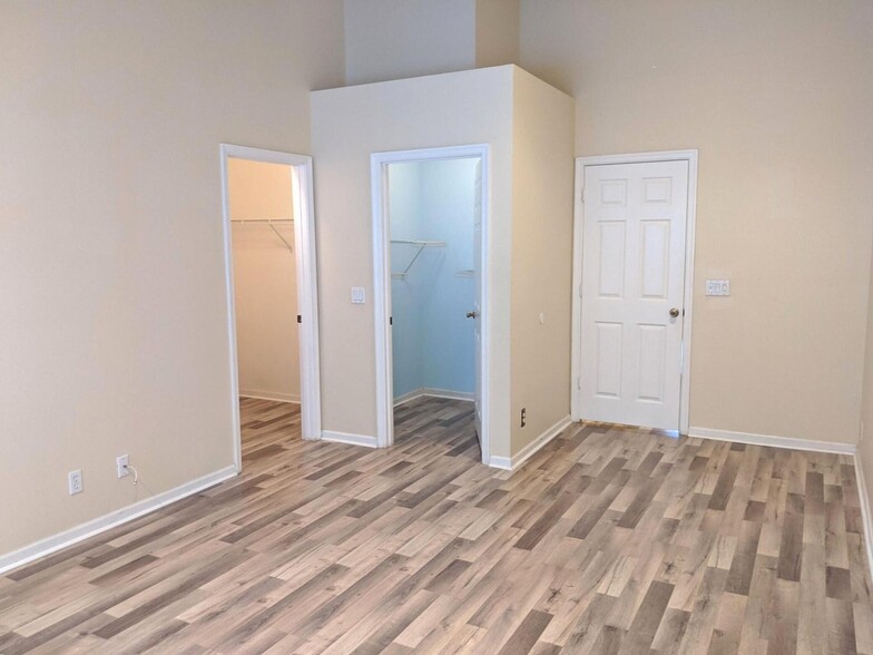Building Photo - 8171 Bellagio Ln