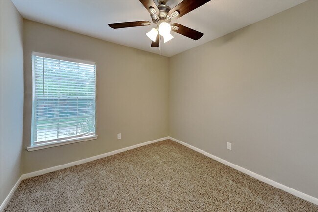 Building Photo - 702 Fernglade Dr