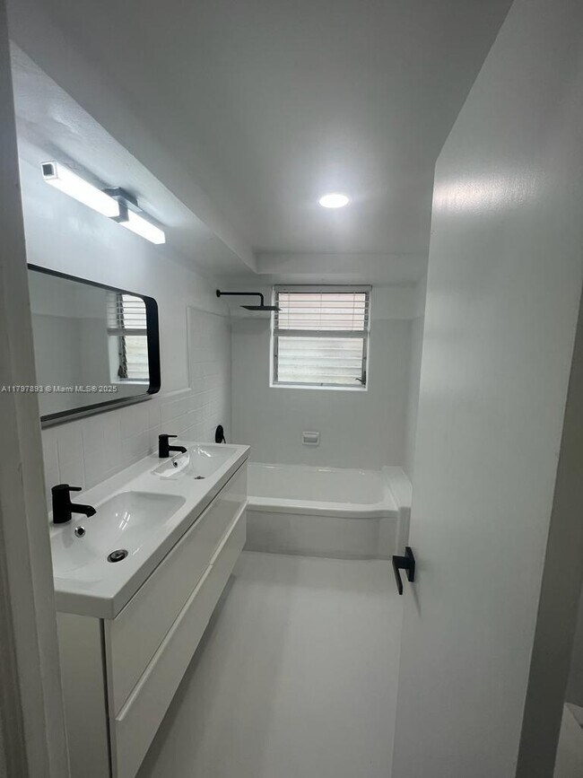 Building Photo - 316 Surfside Blvd
