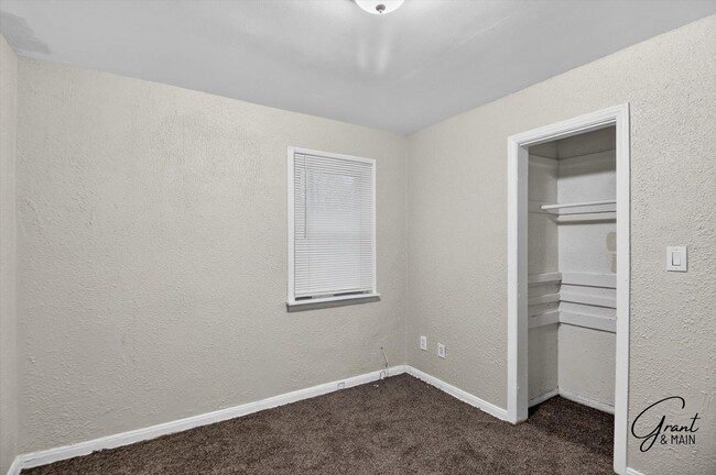 Building Photo - $1050 Charming 2 Bed Home