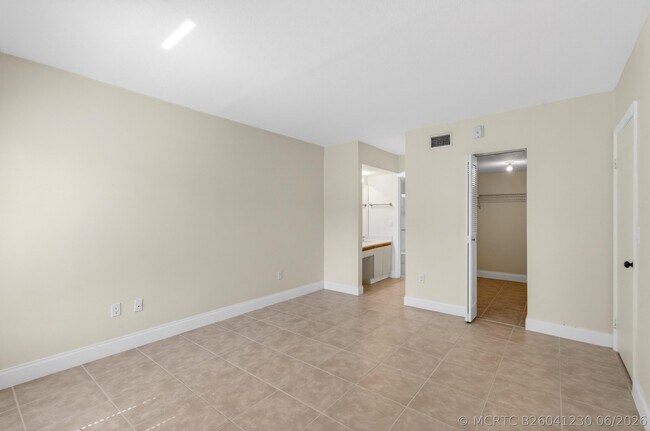 Building Photo - 351 Club Cir