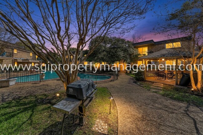 Building Photo - 7906 Royal Ln