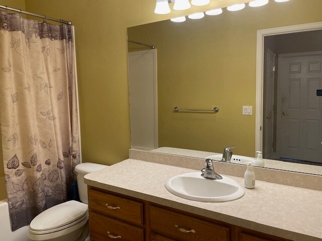 Upstairs Bathroom - 3911 W Monson Pl