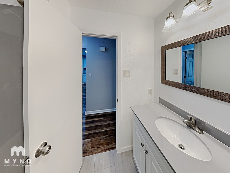 Building Photo - 939 N Pleasant Woods Dr