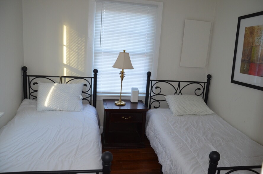 Corner Bedroom - 115 Phipps St