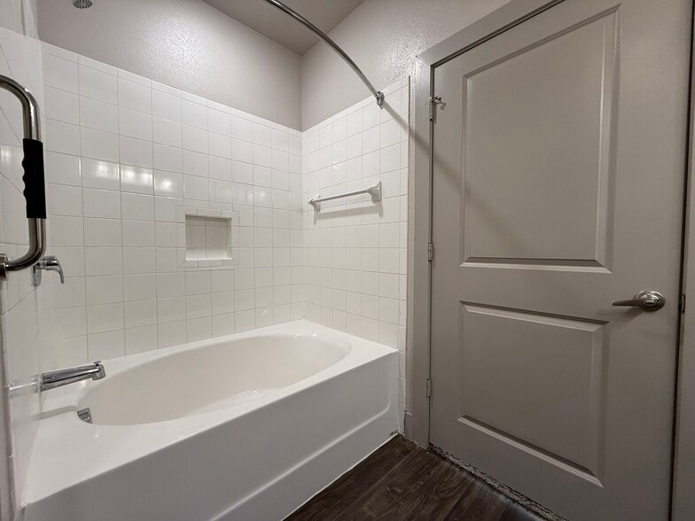 Building Photo - 1102 Treeta Trl