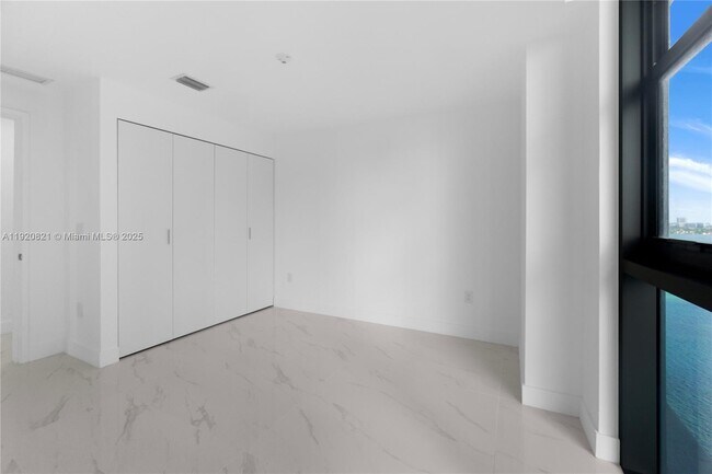 Building Photo - 700 NE 24th St