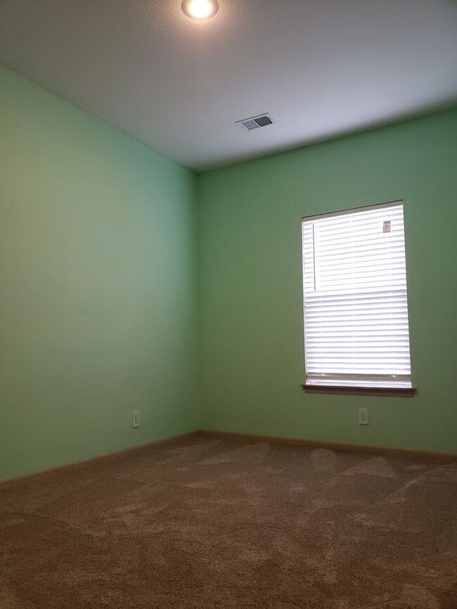 Building Photo - Beautiful Gardner Townhome-Available in MAY!!