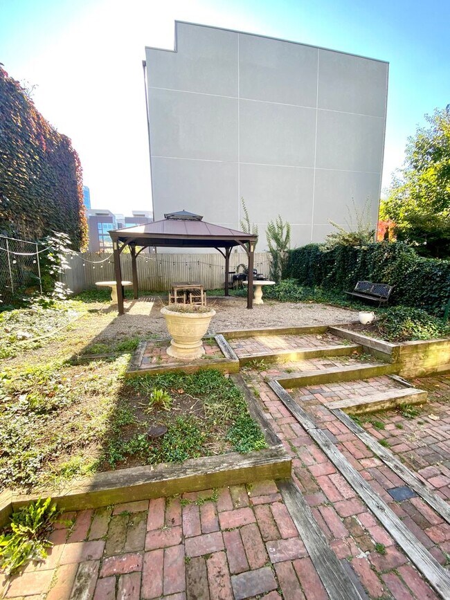 Building Photo - 2216 Summer St