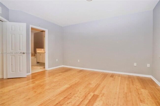 Building Photo - 1033 NE 17th Way