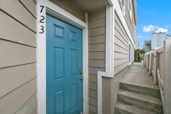 Building Photo - Spacious 3 BD/3 BA Furnished Home Near Mission Beach 9-Month Lease