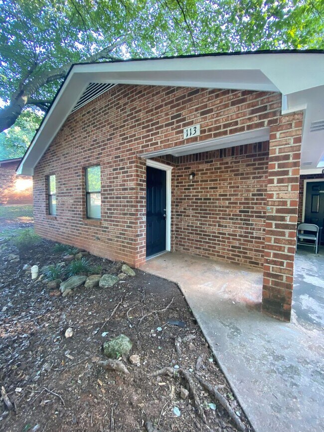 Building Photo - 113/115 St Andrews Ct