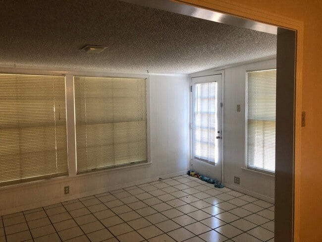 Building Photo - CLOSE TO ACU!  3 BED, 1 BATH!