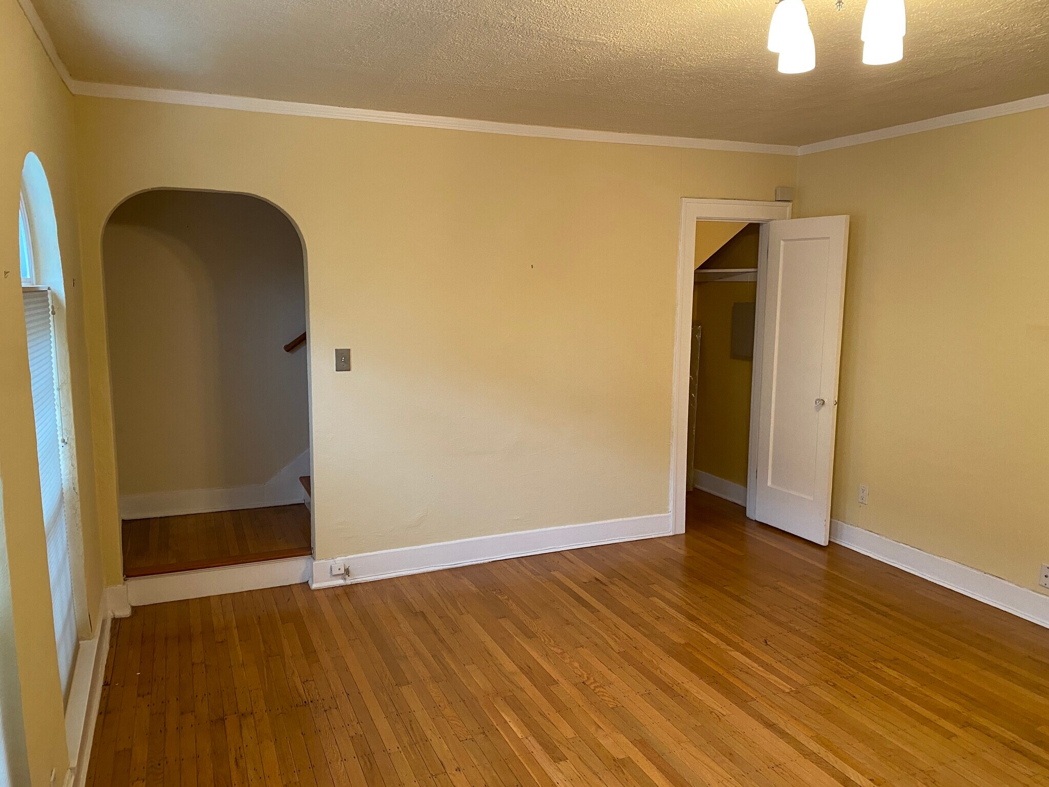 Building Photo - 909 NE Brazee St