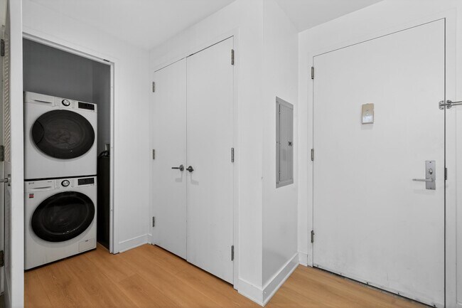 Building Photo - 25 Hudson St