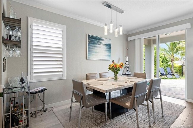 Building Photo - 1550 NE Skyhigh Ter