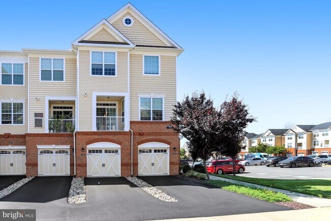 Building Photo - 23230 Milltown Knoll Square