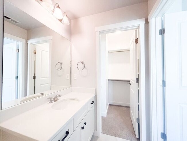 Building Photo - Stunning and Spacious 3BR 3BA Townhouse w/ Quartz Kitchen + Garage Parking + Modern Finishes in E...