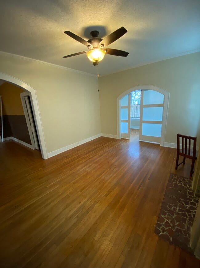 Building Photo - 156 College St