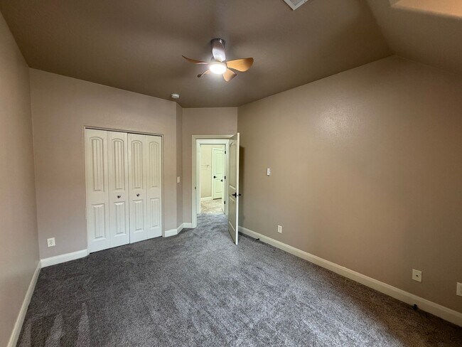 Building Photo - SPACIOUS TOWNHOME FOR RENT!