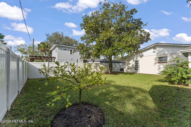 Building Photo - 618 8th Ave N