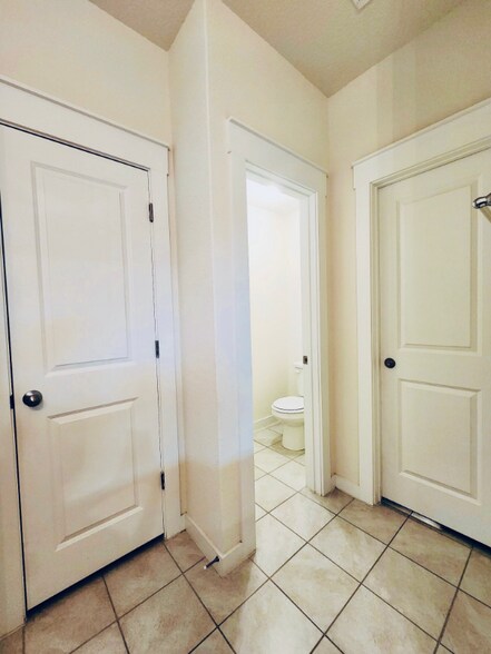 Building Photo - 741 Carol Dr