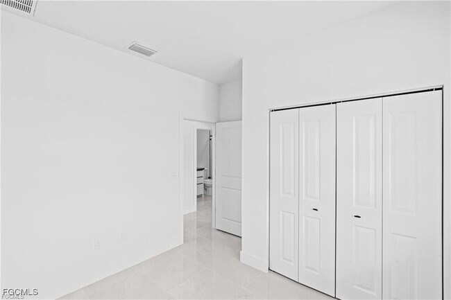 Building Photo - 620 Raintree St E