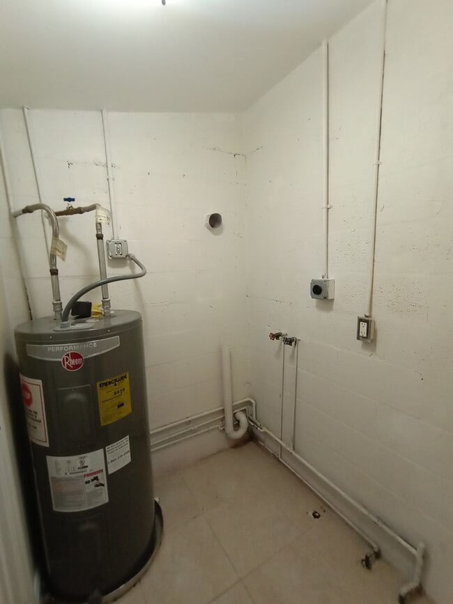 Building Photo - 3/2 HOME FOR RENT.  FENCED BACK YARD