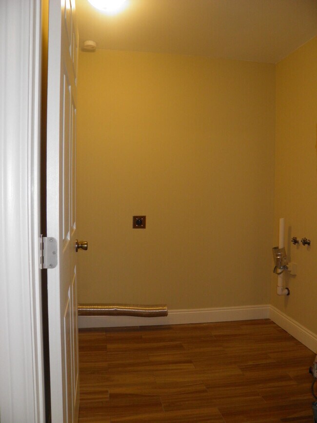 Building Photo - 103 Oregon Dr NE