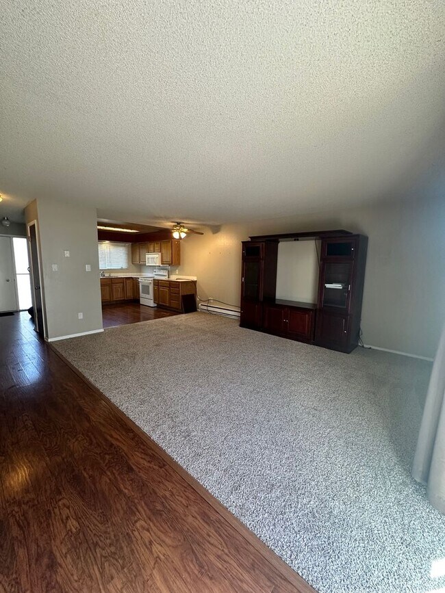 Building Photo - 2 Bedroom 1.5 Bath Townhome