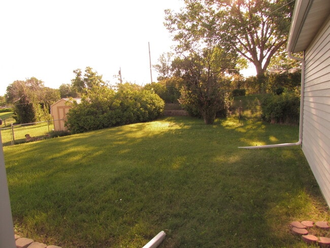 Building Photo - 3 BEDROOM | 1 BATH | SOUTH | DETACHED GARAGE