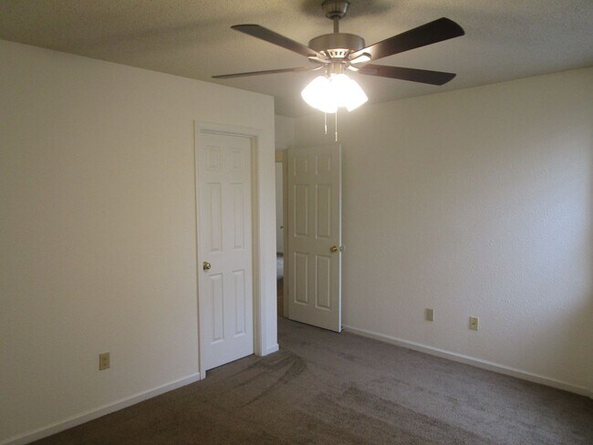 Building Photo - 4405-4407-4407 Cheryl Ct