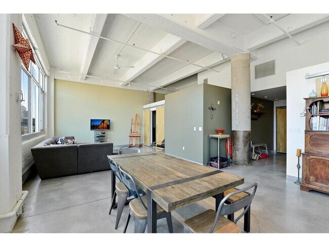 Building Photo - 700 N Washington Ave