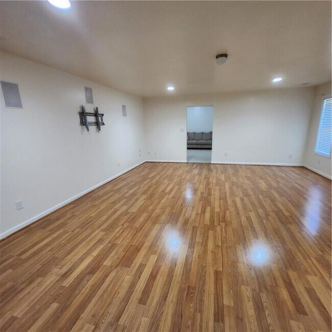 Building Photo - 1202 St James Pl